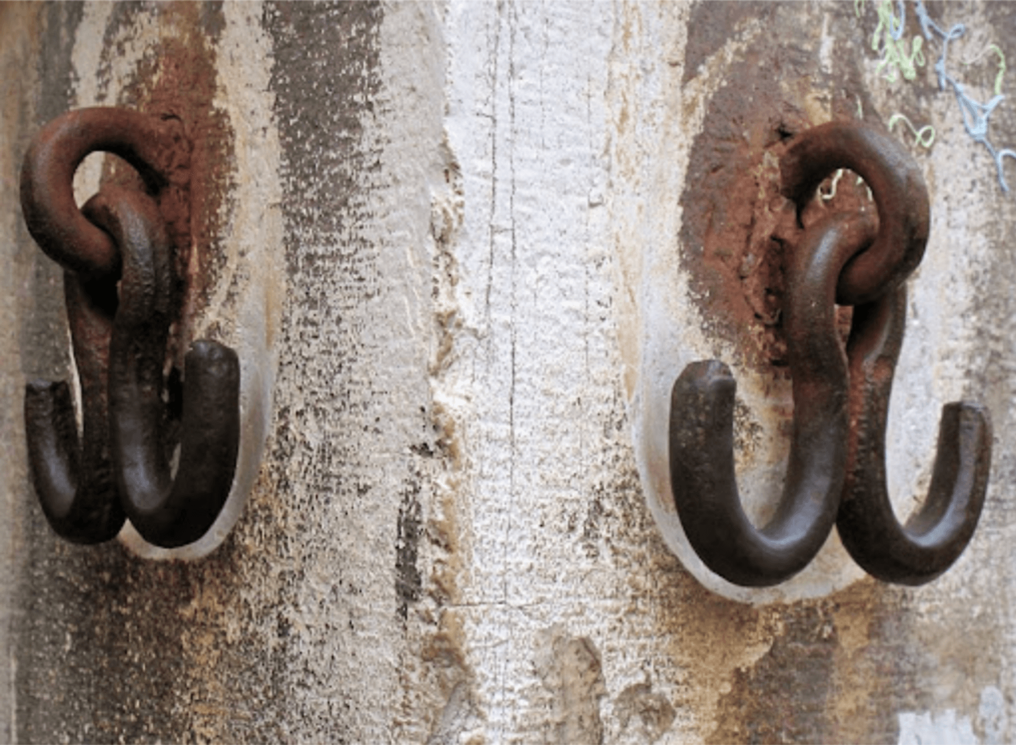 The mysterious hooks on Ponte dei Squartai